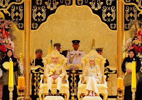 Принц Абдула Малик является младшим из четырех сыновей правящего султана Хассанала Болкиаха и вторым претендентом на престол после своего отца. Свадебная церемония состоялась через 11 дней после помолвки.