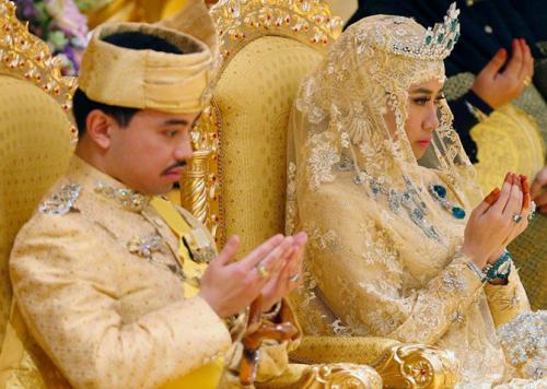 Торжественная свадебная церемония состоялась во дворце султана в столице Брунея, в Бандар-Сери-Бегаване. Istana Nurul Imam Palace — резиденция султана — насчитывает 1788 комнат.