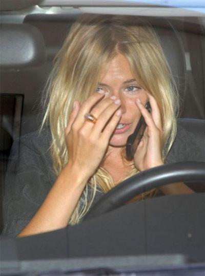 Сиенна Миллер плачет в лифте