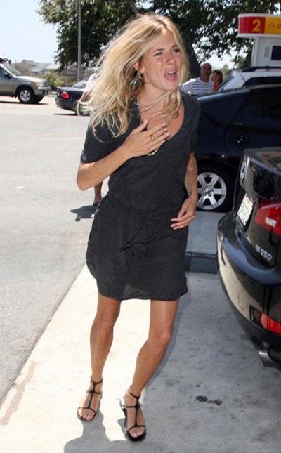 Сиенна Миллер плачет в лифте