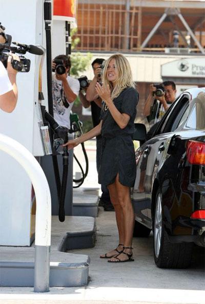 Сиенна Миллер плачет в лифте