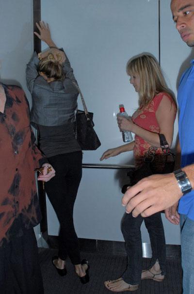 Сиенна Миллер плачет в лифте