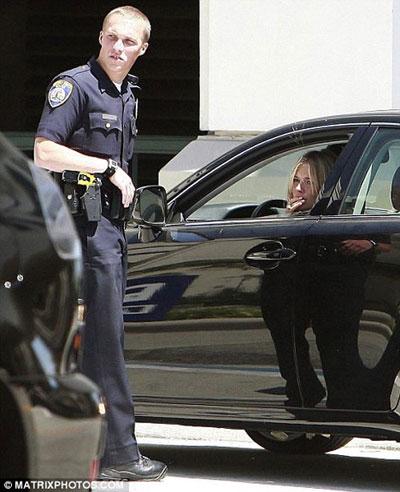 Сиенна Миллер плачет в лифте