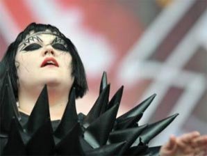 Бет Дитто ощетинилась бровями