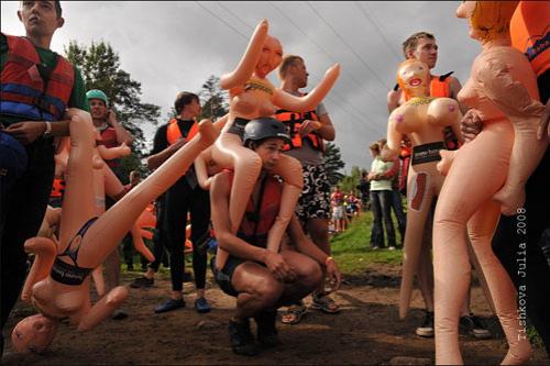 Питерские мужики оседлали резиновых баб