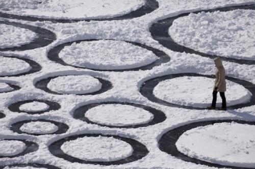 Американец нанёс рисунки на озеро Байкал