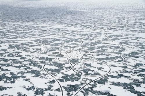 Американец нанёс рисунки на озеро Байкал