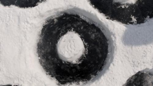 Американец нанёс рисунки на озеро Байкал