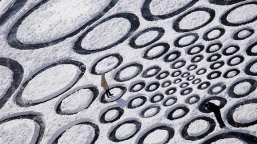 Американец нанёс рисунки на озеро Байкал