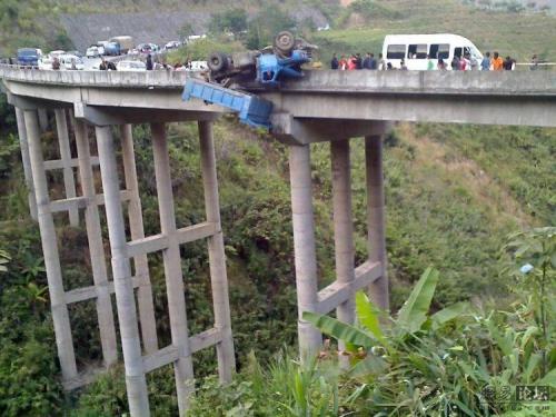 В Китае грузовик зацепился за мост