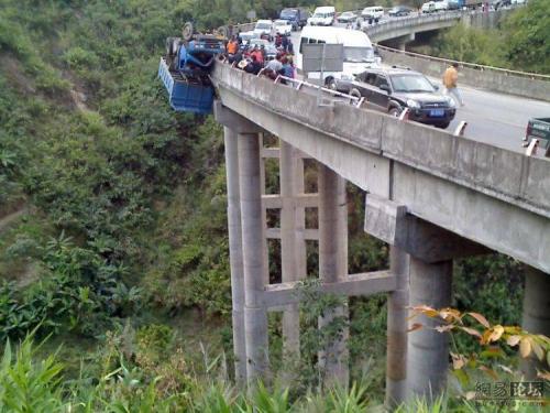 В Китае грузовик зацепился за мост