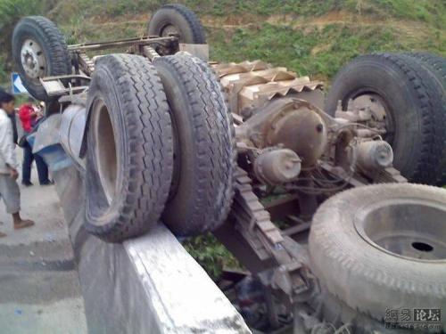 В Китае грузовик зацепился за мост