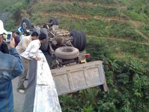В Китае грузовик зацепился за мост