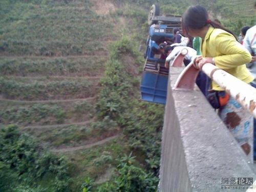 В Китае грузовик зацепился за мост