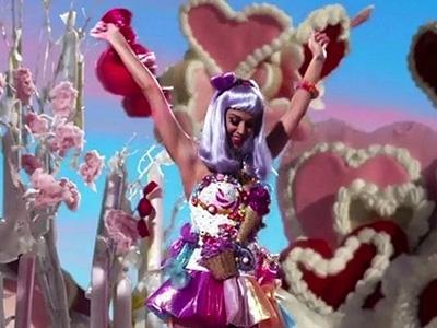 Кэти Перри и ее разнообразные и необычные бюстгальтеры