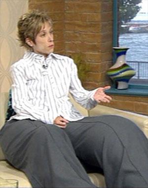 Женщина-слон ведёт активный образ жизни