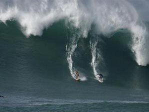 Сумасшедшие сёрферы покорили 15-метровую волну