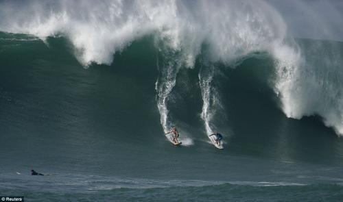 Сумасшедшие сёрферы покорили 15-метровую волну