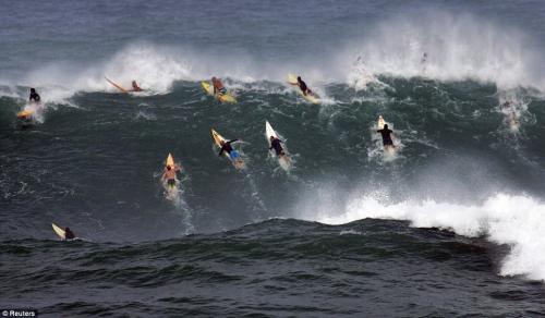 Сумасшедшие сёрферы покорили 15-метровую волну