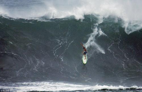 Сумасшедшие сёрферы покорили 15-метровую волну