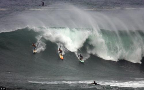 Сумасшедшие сёрферы покорили 15-метровую волну