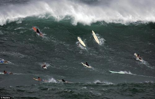 Сумасшедшие сёрферы покорили 15-метровую волну