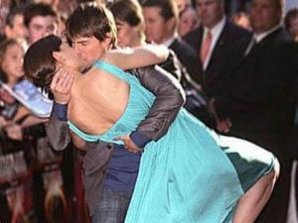 Самые провокационные поцелуи звезд на публике