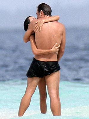 Самые провокационные поцелуи звезд на публике