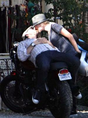 Самые провокационные поцелуи звезд на публике