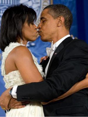 Самые провокационные поцелуи звезд на публике