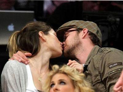 Самые провокационные поцелуи звезд на публике