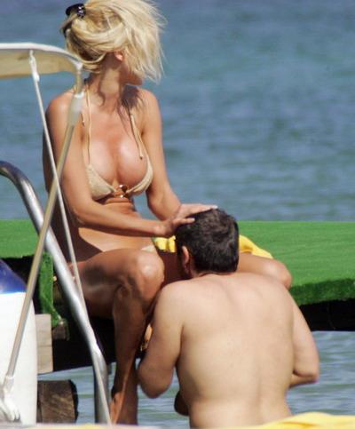 Самые провокационные поцелуи звезд на публике