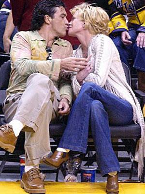 Самые провокационные поцелуи звезд на публике