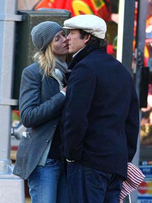 Самые провокационные поцелуи звезд на публике