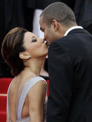 Самые провокационные поцелуи звезд на публике