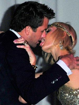 Самые провокационные поцелуи звезд на публике