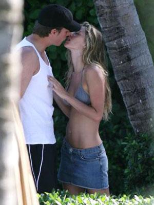 Самые провокационные поцелуи звезд на публике