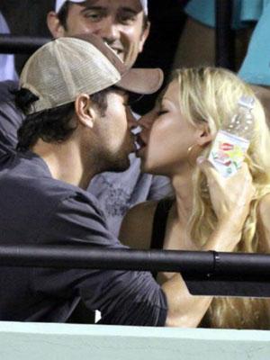 Самые провокационные поцелуи звезд на публике