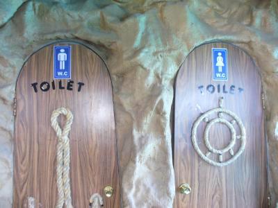 Необычный дизайн туалетных указателей