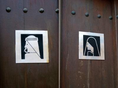 Необычный дизайн туалетных указателей