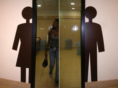 Необычный дизайн туалетных указателей