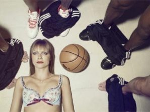 Бразильскую  модель запустили в мужскую раздевалку