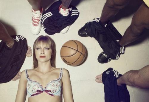 Бразильскую  модель запустили в мужскую раздевалку