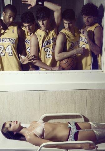 Бразильскую  модель запустили в мужскую раздевалку