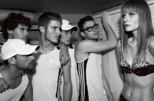 Бразильскую  модель запустили в мужскую раздевалку