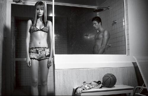 Бразильскую  модель запустили в мужскую раздевалку