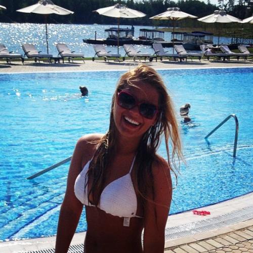 Где и как проводят летний отпуск российские знаменитости