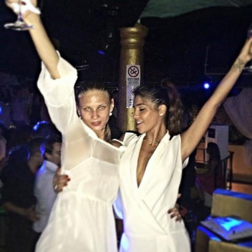 Где и как проводят летний отпуск российские знаменитости