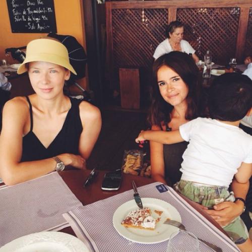 Где и как проводят летний отпуск российские знаменитости