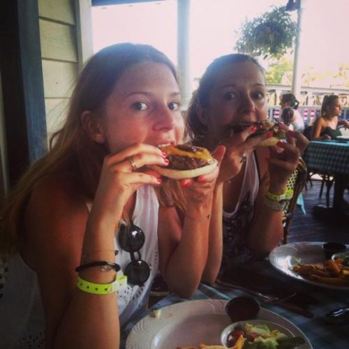 Где и как проводят летний отпуск российские знаменитости